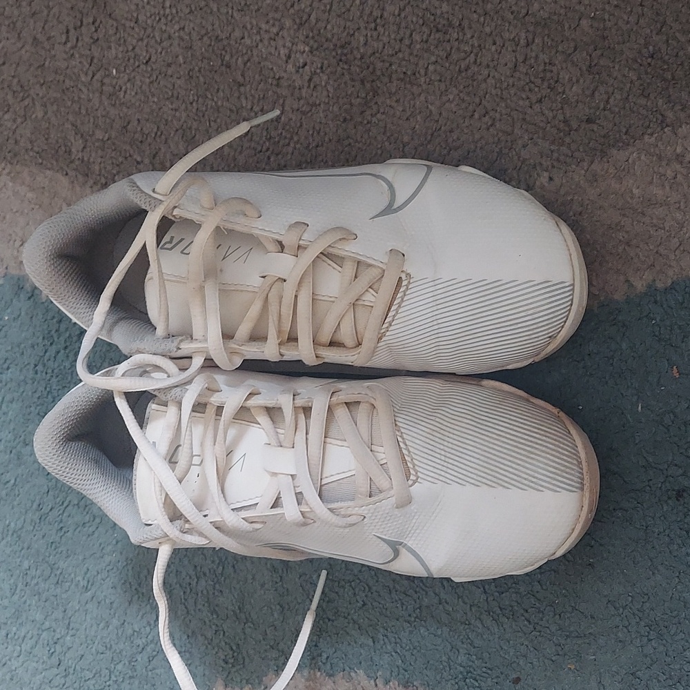 Youth 4.5 Nike Vapor White and Gray Baseball Softball Spikes